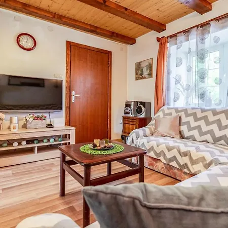 Vakantiehuis Prachtige Woning Met 2 Slaapkamers In Fužine